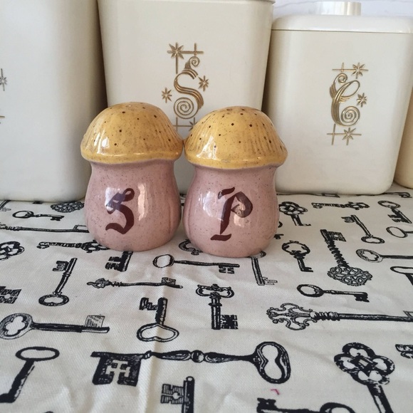 Vintage Mushroom Shaped Salt and Pepper Shakers Whimsical Cottagecore 70s 80s - Picture 1 of 5
